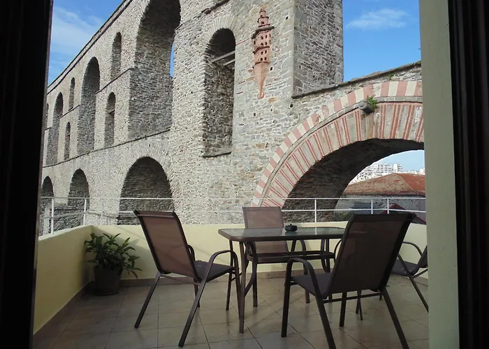 The Arch Nest Nyaraló